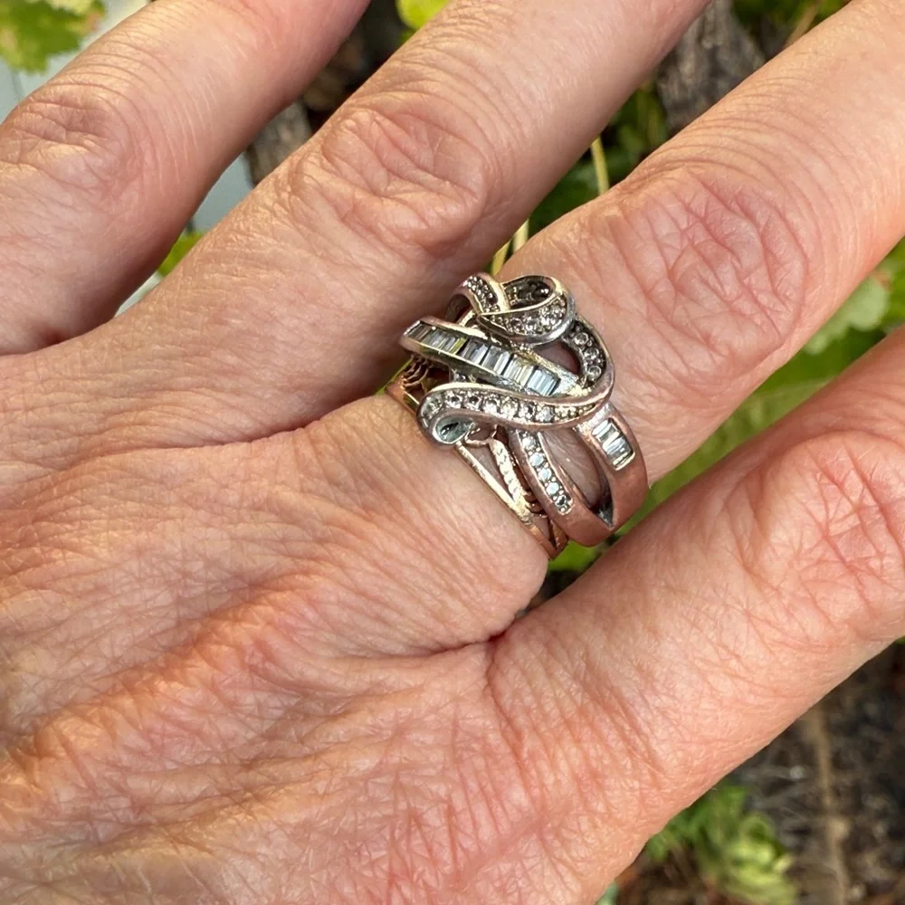 Elegant and Unique Vintage Sterling Silver Ring with Sparkle Cristals